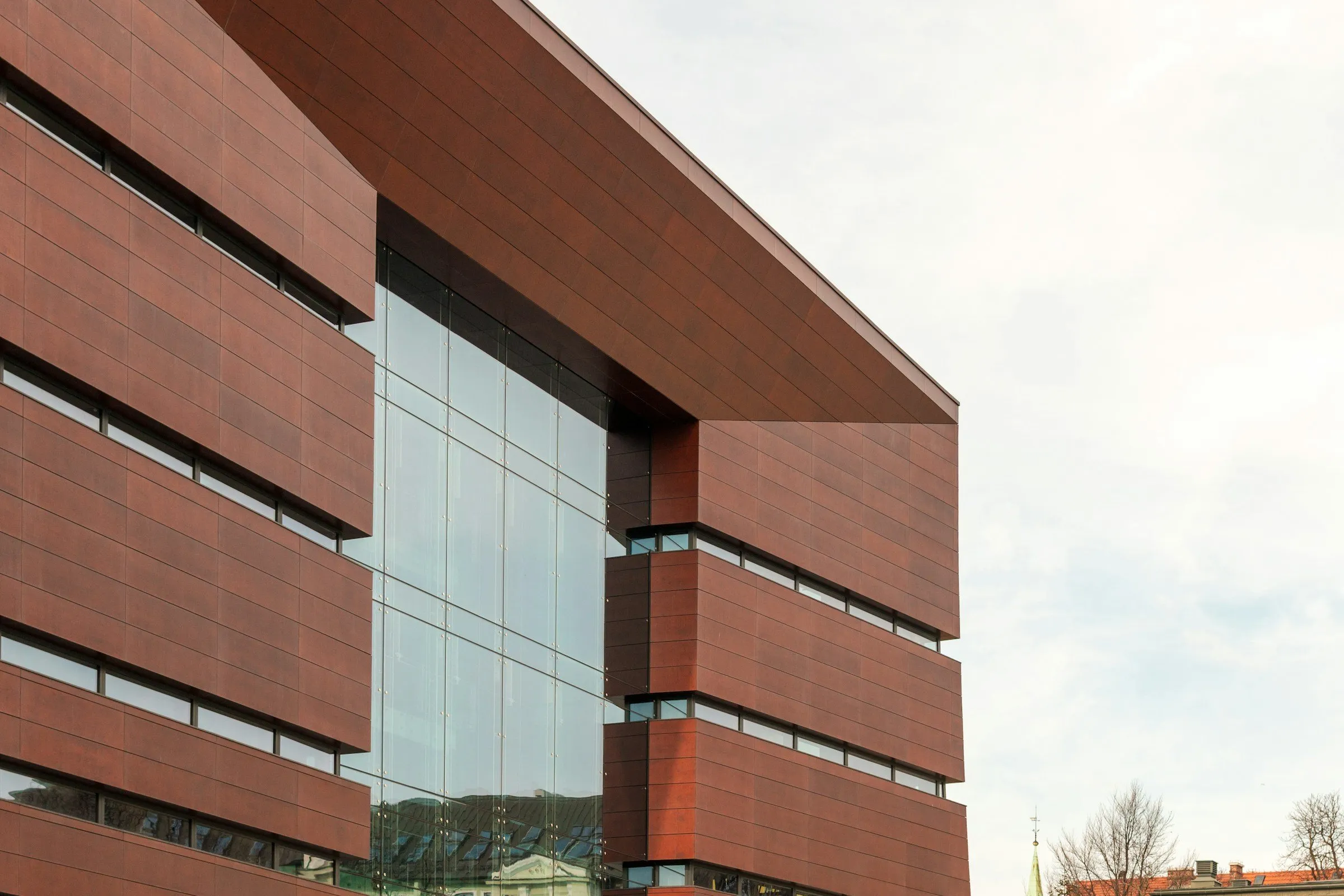Edificio moderno con rivestimento a pannelli rosso bruno