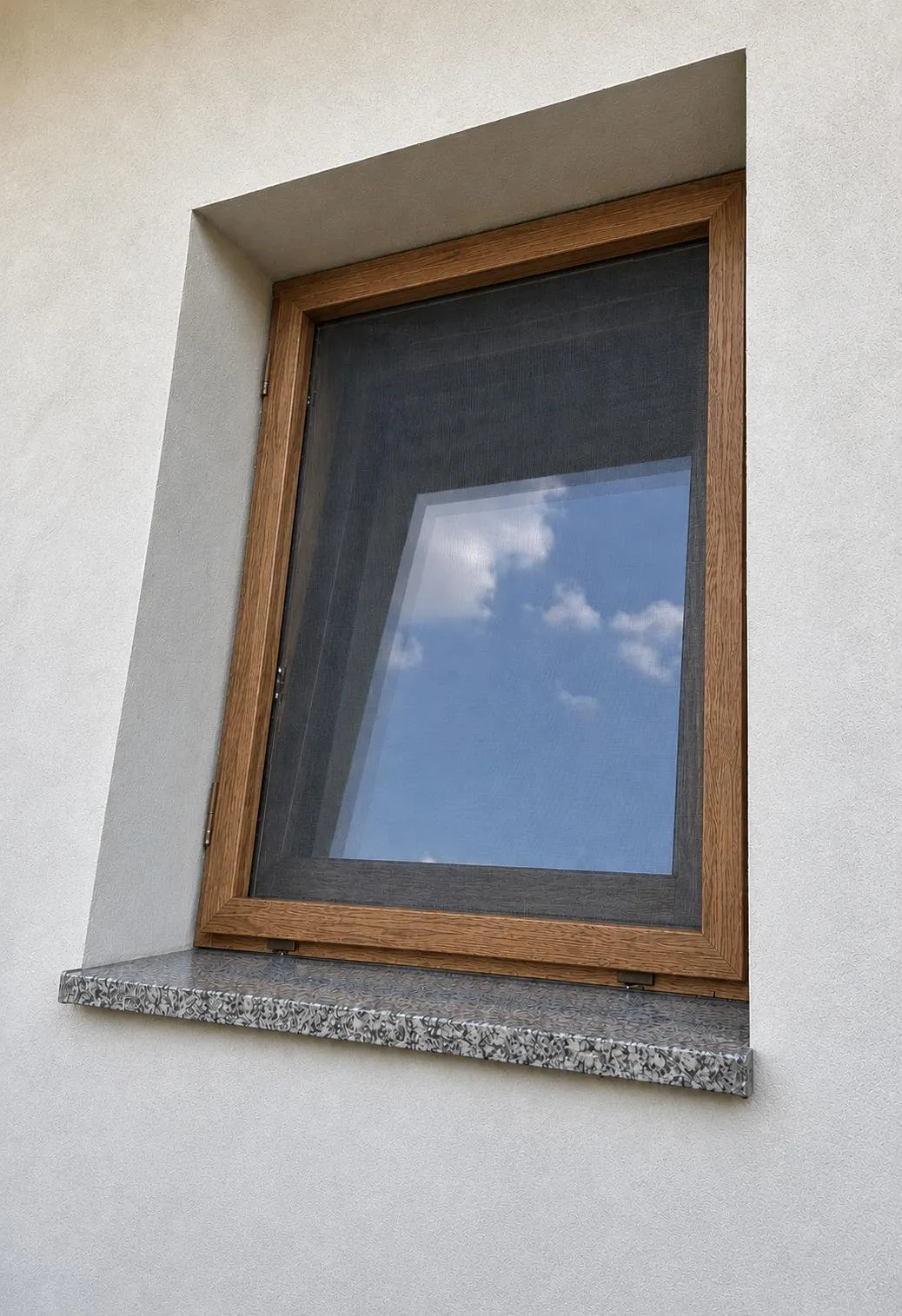 Finestra effetto legno con zanzariera a rullo