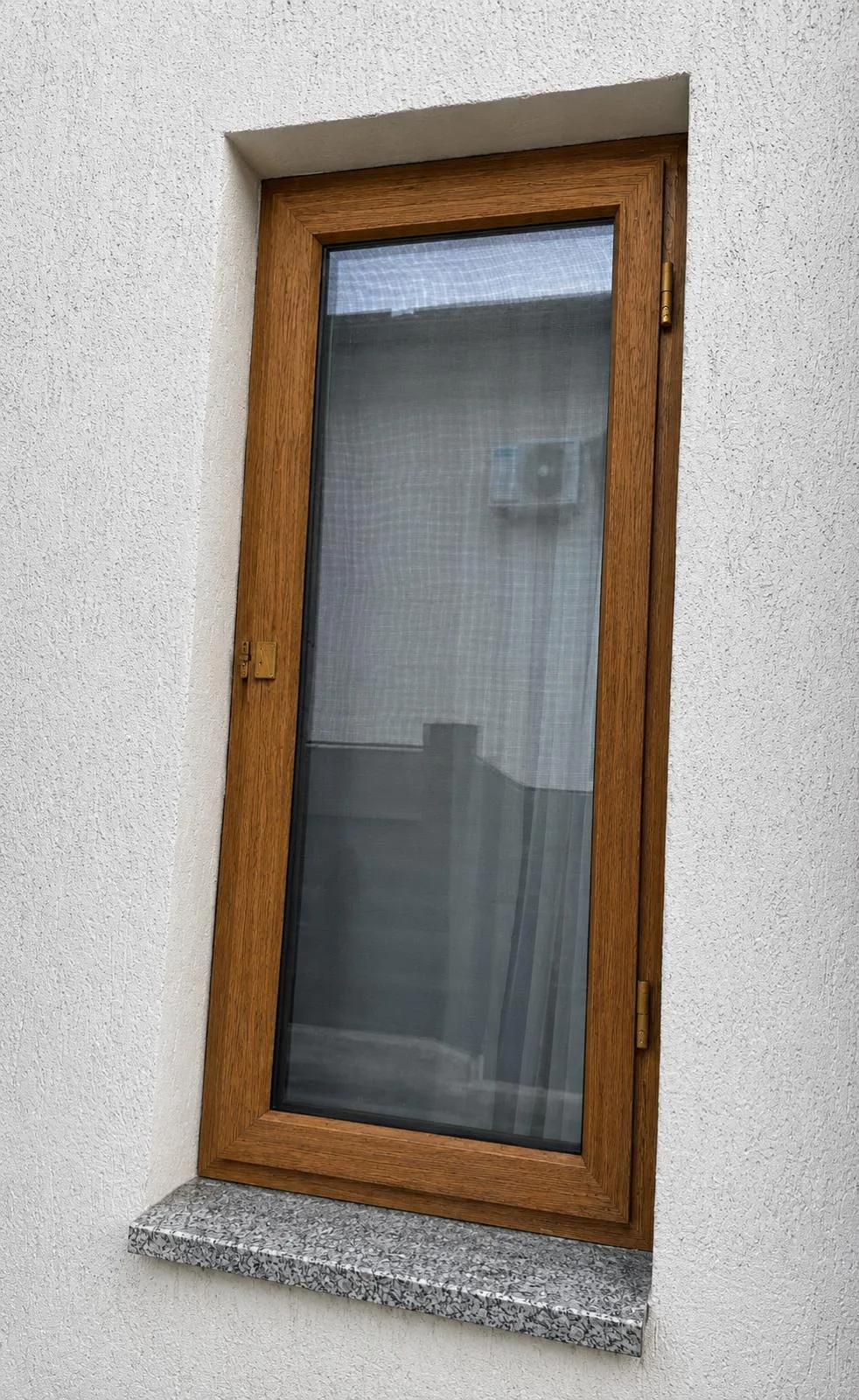 Finestra alta effetto legno con zanzariera a rullo