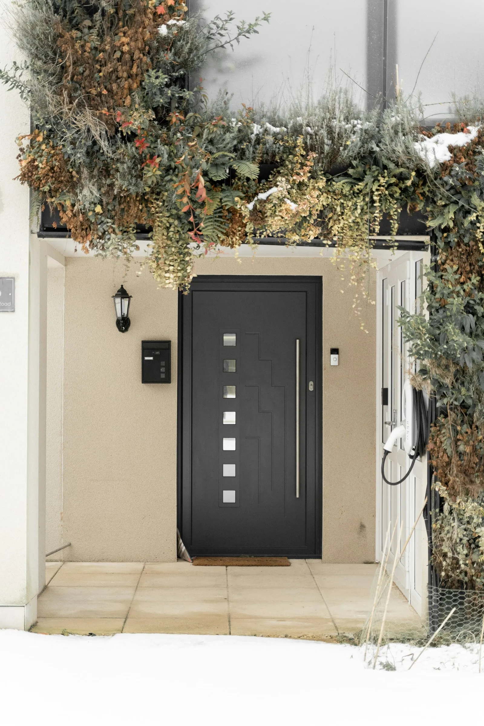 Porta d'ingresso antracite con piccoli inserti in vetro