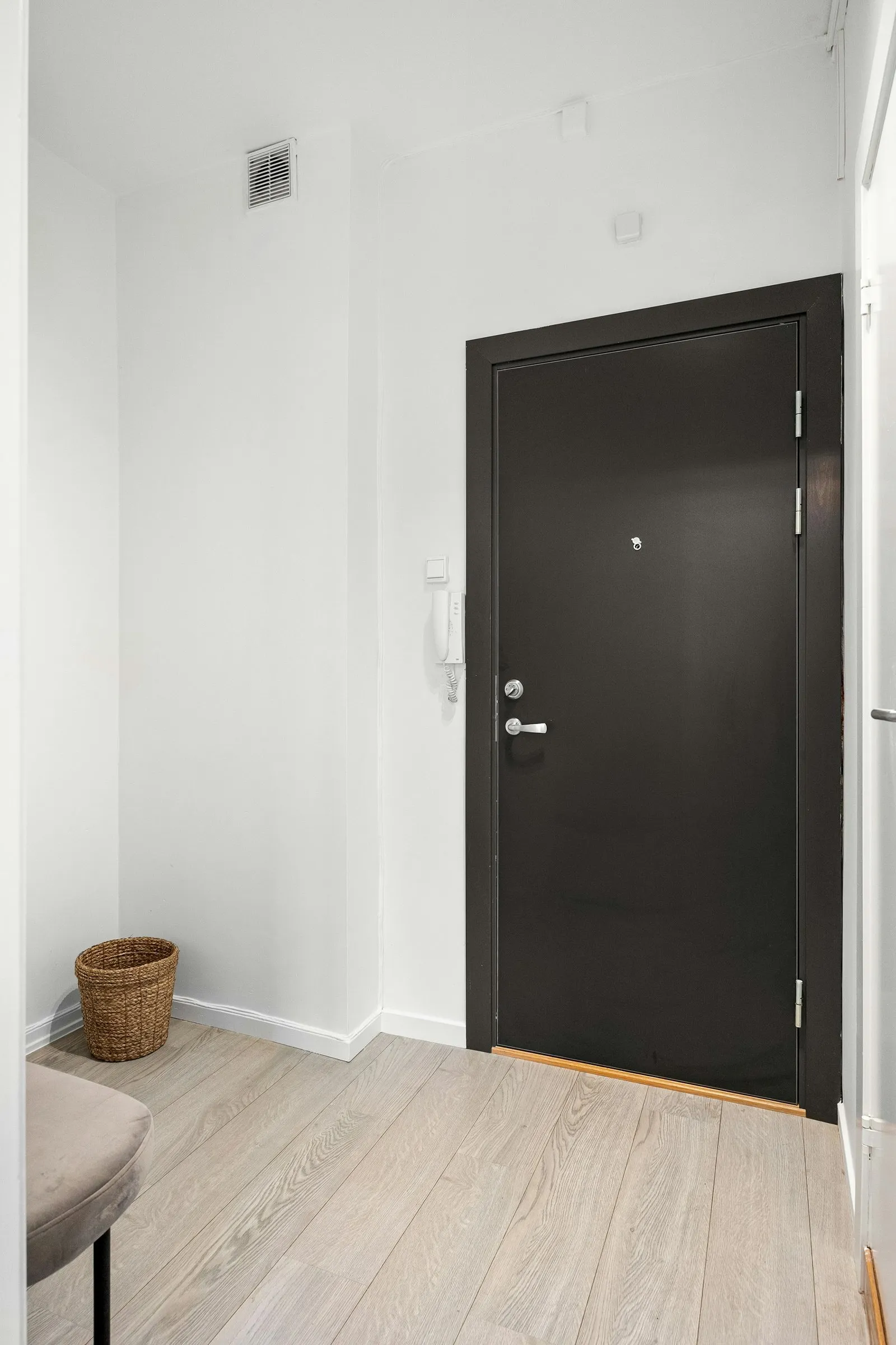 Porta blindata scura nell'ingresso di un appartamento